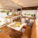 Botel Hausboot Saturn *
