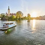 Botel Hausboot Saturn *