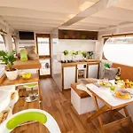Botel Hausboot Saturn *