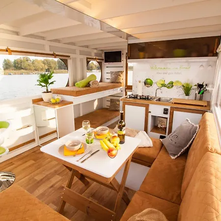 Båthotell Hausboot Saturn *