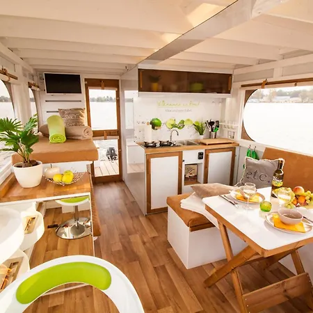 Hausboot Saturn * Schwerin (Mecklenburg-Vorpommern)